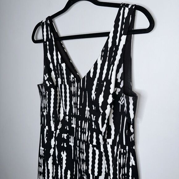 Trina Turk Women’s Abstract Print V Neck Sheath Dress Size 10 - Picture 2 of 5